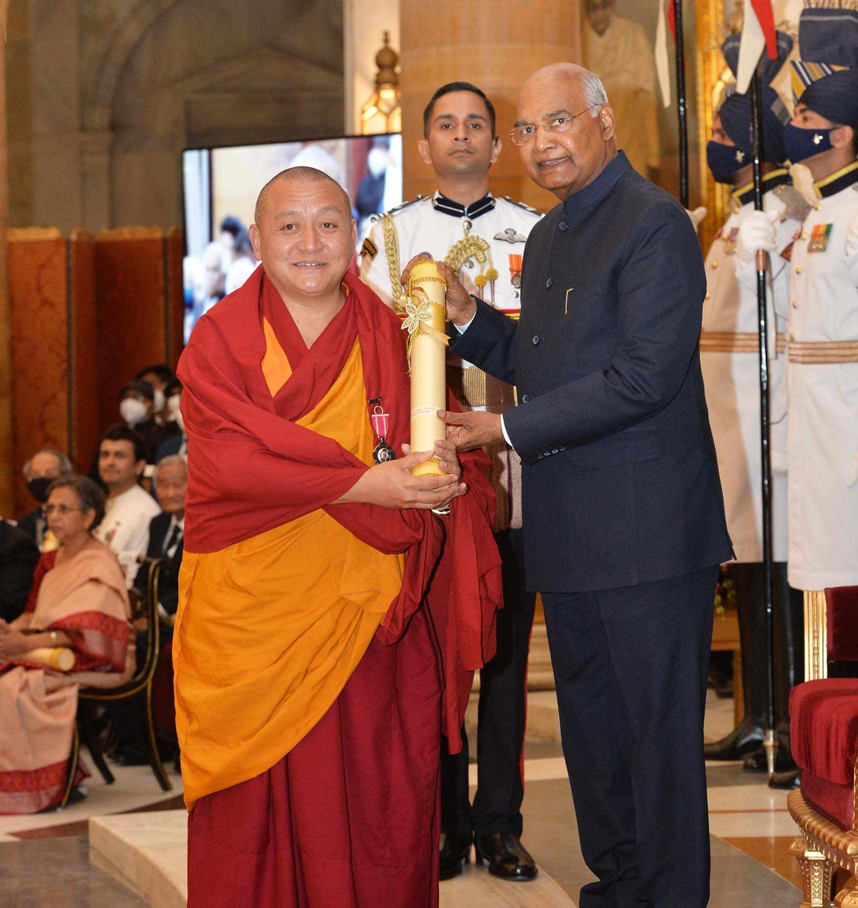 Padma Shri Award an einen buddhistischen Mönch, Guru Tulku Rinpoche, für Spiritualismus