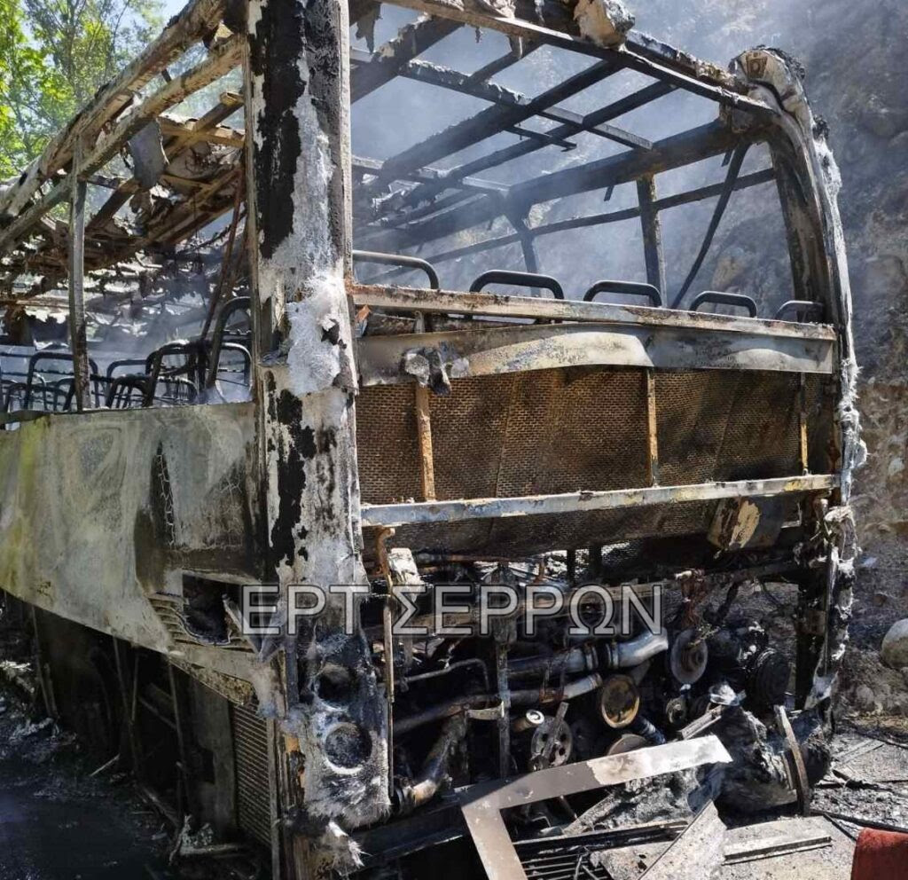 Σέρρες: Κάηκε ολοσχερώς λεωφορείο από τη Βουλγαρία στο Καπνόφυτο (φωτογραφίες)