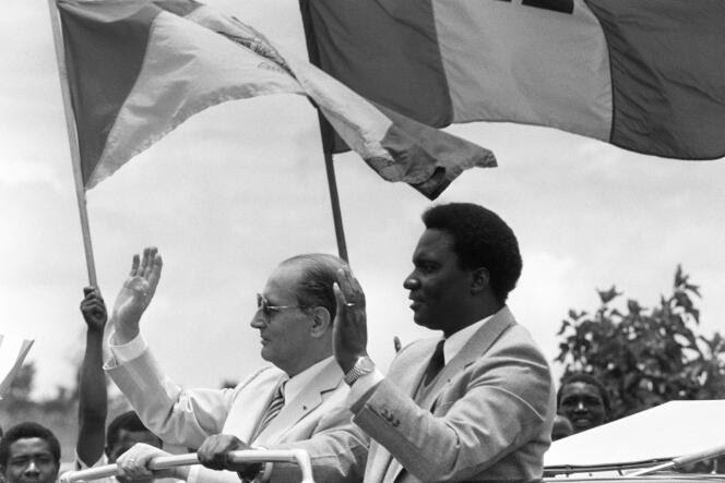 François Mitterrand et le président rwandais Juvénal Habyarimana le 7 octobre 1982 à Kigali, capitale du Rwanda.