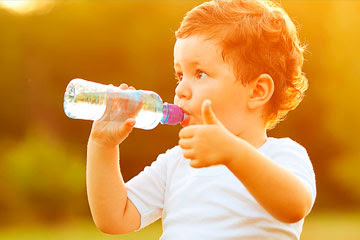 ¿Cuánta agua necesita tu bebé? Consejos para que los niños estén bien hidratados ante la llegada del calor 