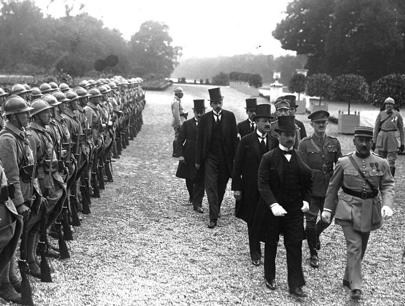 Signing the Treaty on 4 June 1920 at the Grand Trianon Palace in Versailles, arrival of the two signatories, Ágost Benárd and Alfréd Drasche-Lázár - foto: en.wikipedia.org
