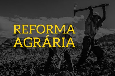 Imagem em preto e branco de trabalhadores rurais com enxadas nas mãos e à frente as palavras Reforma Agrária.