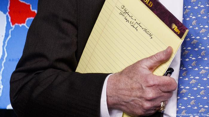 USA, Washington: John Bolton mit Notizblock (picture-alliance/AP/E. Vucci)
