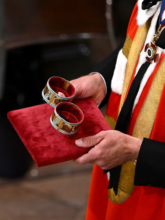Hai chiếc Armmills, những chiếc vòng tay làm bằng vàng, tráng men champlevé và basse-taille, lót nhung, biểu tượng cổ xưa của tinh thần hiệp sĩ và khả năng lãnh đạo quân sự trong Lễ đăng quang của Vua Carlos III.  /Reuters