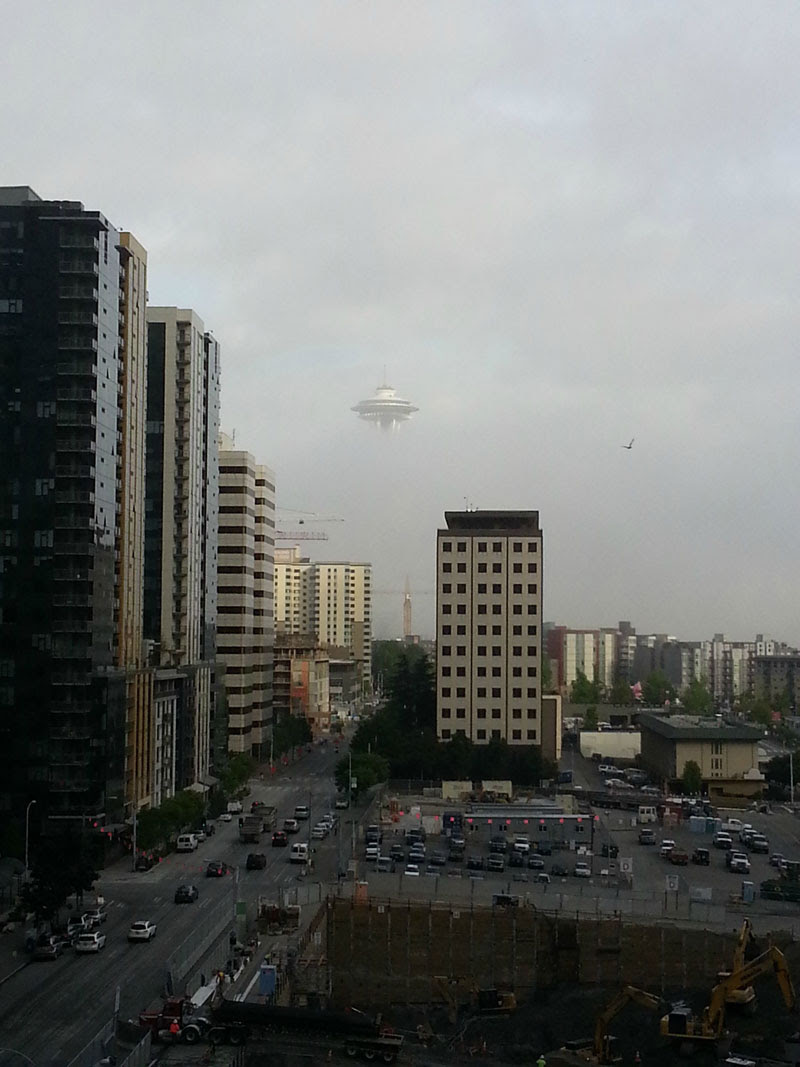 seattle-fog-space-needle-looks-like-ufo