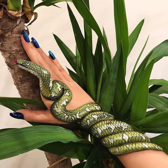 Bỏ nghề gõ đầu trẻ sang làm chuyên gia makeup, cô gái gây sốt MXH với những tác phẩm body-painting cực dị - Ảnh 12. Bỏ nghề gõ đầu trẻ sang làm chuyên gia makeup, cô gái gây sốt MXH với những tác phẩm body-painting cực dị - Ảnh 12.