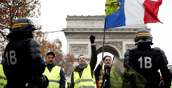 Mnifestantes del movimiento de los 'Chalecos amarillos' protestan en París contra la subida de los precios del carburante anunciada por Macron. Benoit Tessier/REUTERS