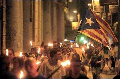 Centenares de personas marchan con antorchas en Barcelona la víspera de la Diada.
