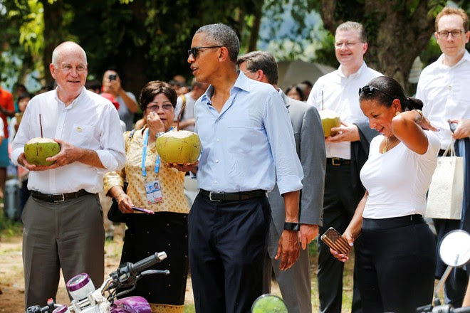 Tổng thống Obama dạo phố, uống nước dừa ở Lào - Ảnh 11. Tổng thống Obama dạo phố, uống nước dừa ở Lào - Ảnh 11.