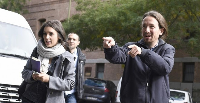 El secretario general de Podemos, Pablo Iglesias, junto a la secretaria de Coordinación de Areas, Irene Montero, a su llegada al acto de presentación del equipo de campaña para el 20-D. EFE/Fernando Villar