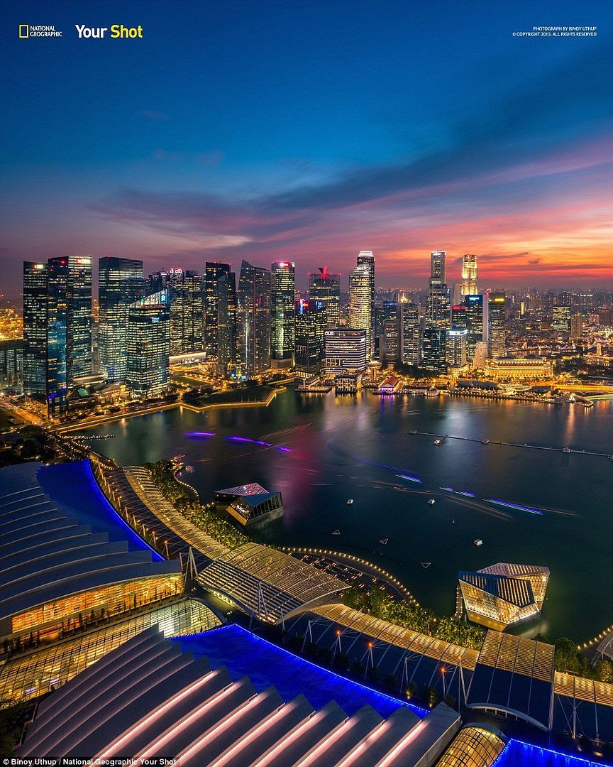 Vẻ đẹp lung linh về đêm của khu phố tại Vịnh Marina, Singapore.