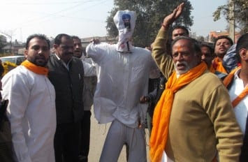 Shiv Sena elements burning effigy of Sant Bhindranwa