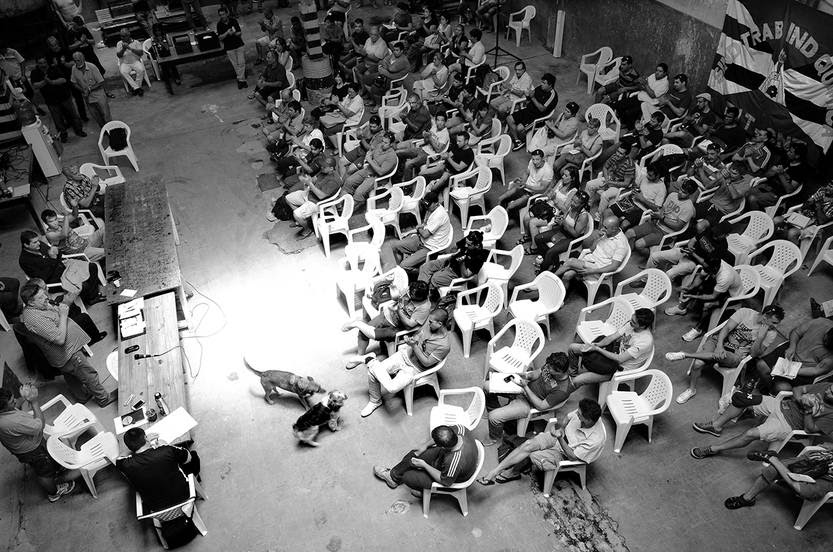 Reunión de los trabajadores de la cooperativa La Minga, el viernes, en la planta de la ex fábrica de Bao,
ubicada en el barrio La Teja de Montevideo. Foto: Alessandro Maradei