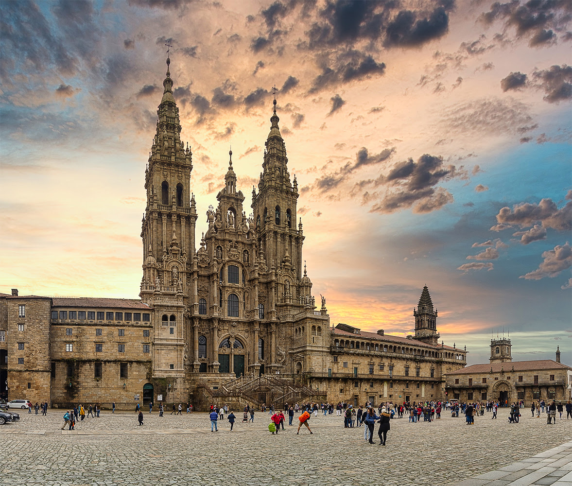 Un informe del Ayuntamiento de Santiago sugiere que la catedral lleva sin pagar sus principales facturas de la luz desde 1968