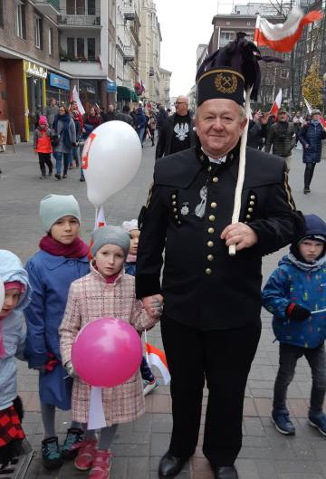 Abuelo y nietos en las calles de Varsovia el día de la independencia.