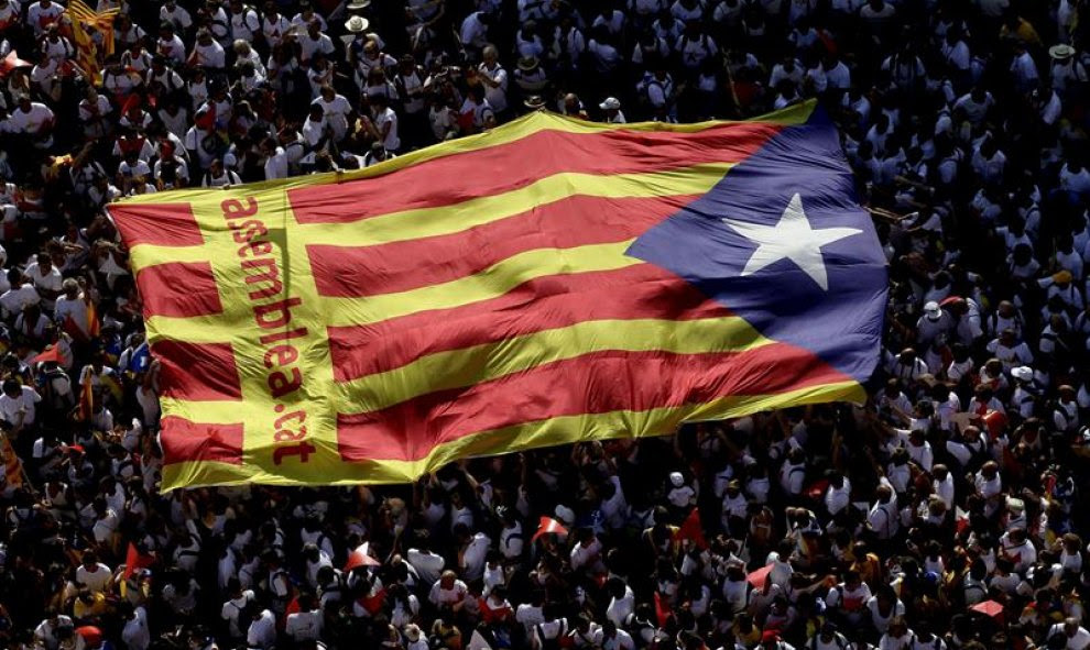 Una gran bandera ocupa la avenida Meridiana de Barcelona el comienzo de la Via Catalana, en la gran manifestación por la Diada de Cataluña. REUTERS