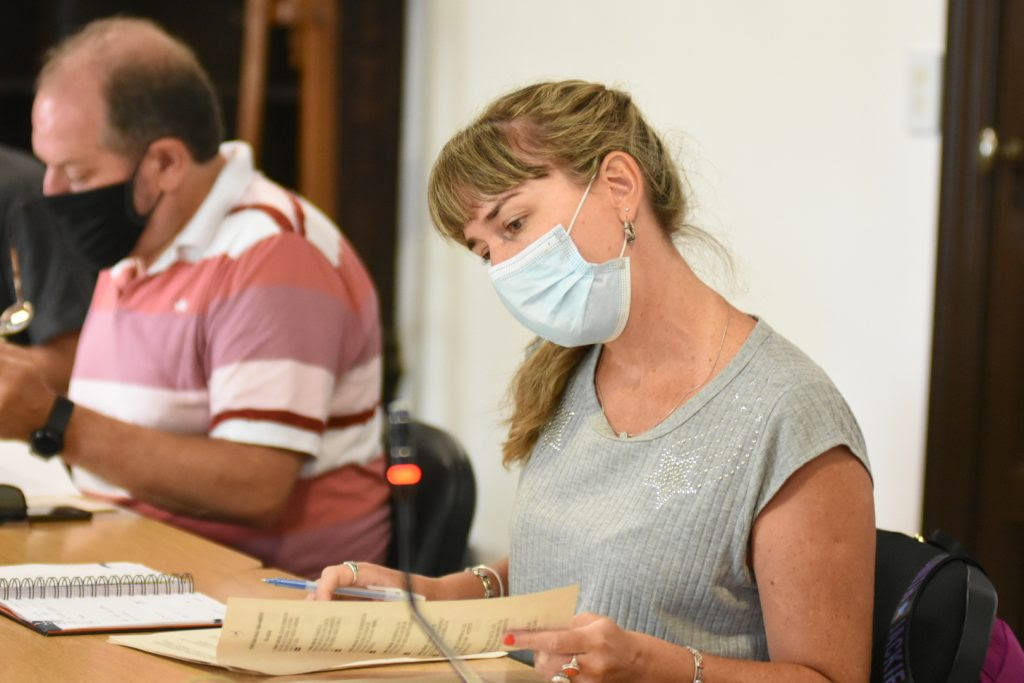 La presidenta de la comisión de Ecología, Mónica Ferrero, revisa expedientes en el anexo Alfredo Palacios, junto a los demás ediles que participan de la reunión