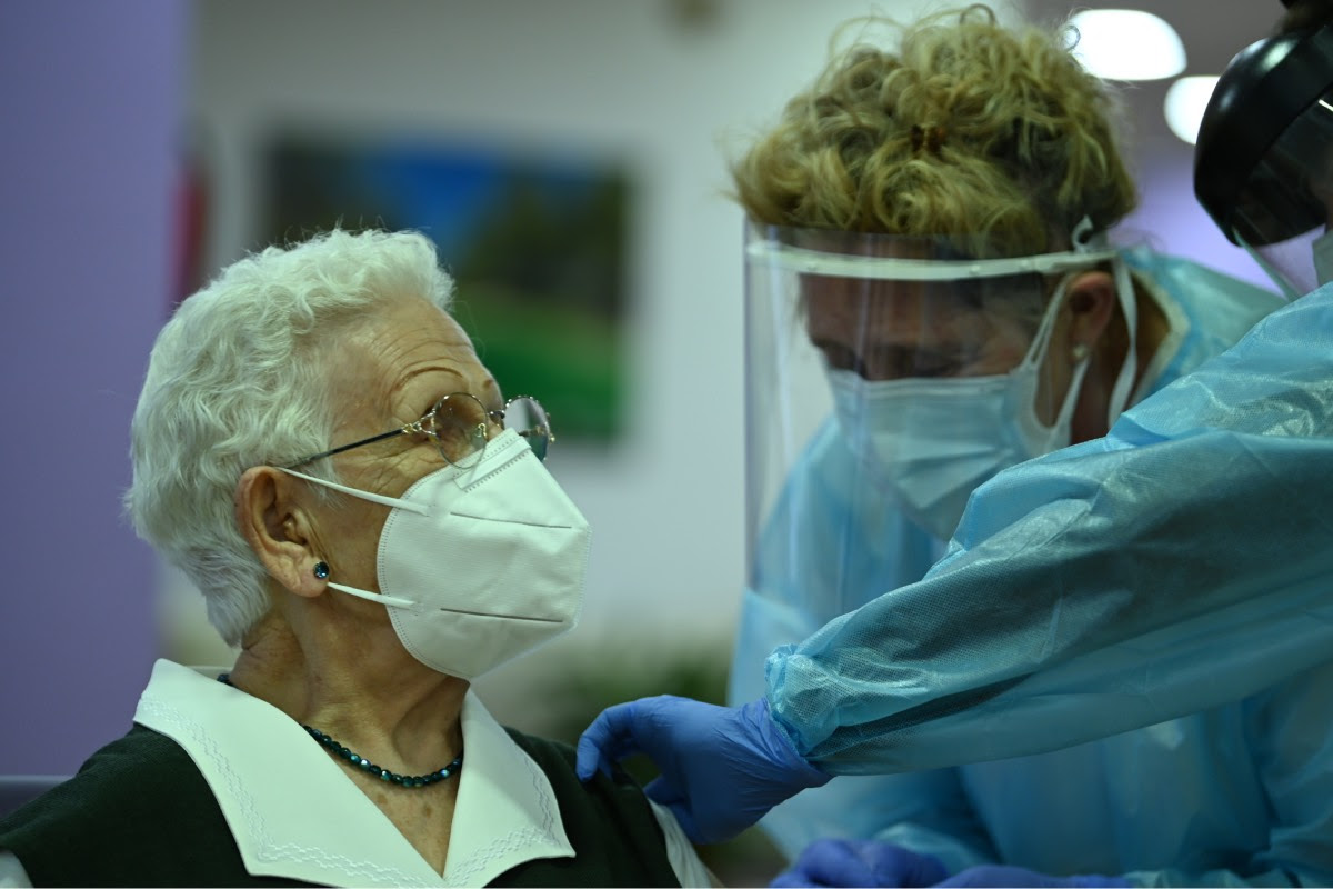 Araceli, la primera vacunada de covid en España.