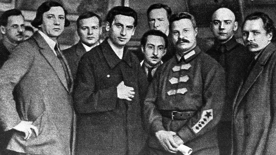 Фрунзе (3-й справа) и московские художники