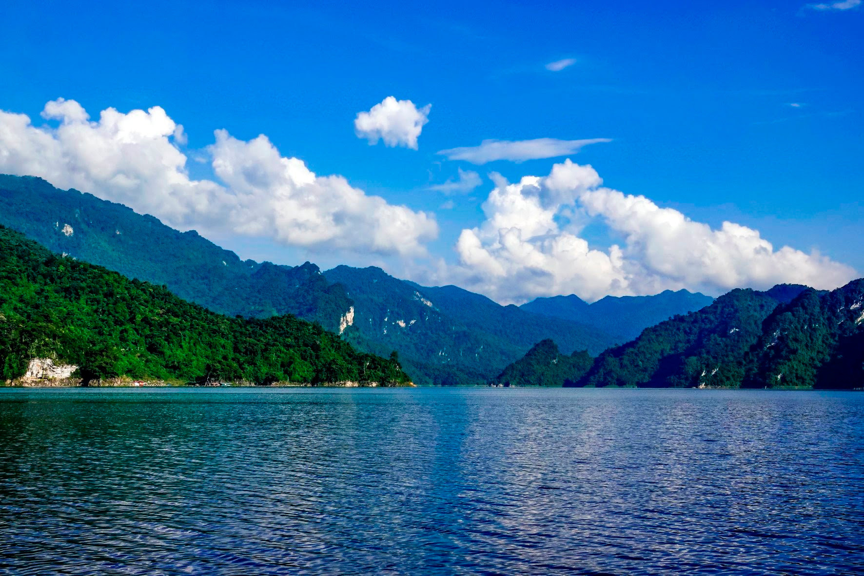 Hồ nước ngọt nhân tạo lớn nhất Tuyên Quang hiện ra đẹp như phim, có ngọn thác đổ, rừng nguyên sinh - Ảnh 9.
