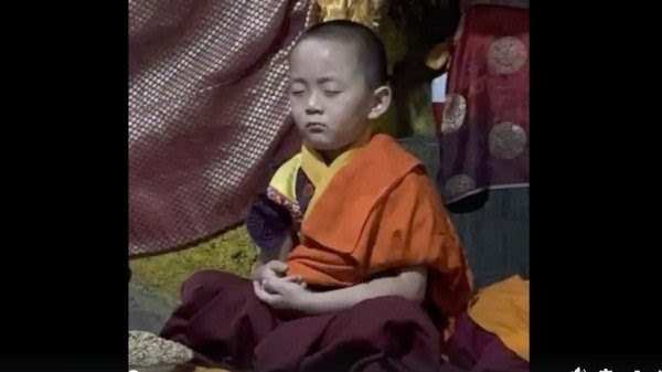 Vào năm 2019, hoàng tử bé của Bhutan đã đến thăm các hang động thiêng liêng Vairocana (Tỳ Lô Già Na) tại Tứ Xuyên để tìm kiếm dấu vết của kiếp trước. (Nguồn ảnh: ảnh chụp màn hình video)