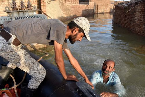 Dadu (Afghanistan).- Pakistani Navy rescue people effected by floods...