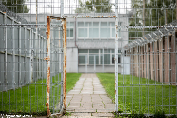 Antiguo centro penitenciario en Kybartai, Lituania, que ahora alberga a personas en movimiento