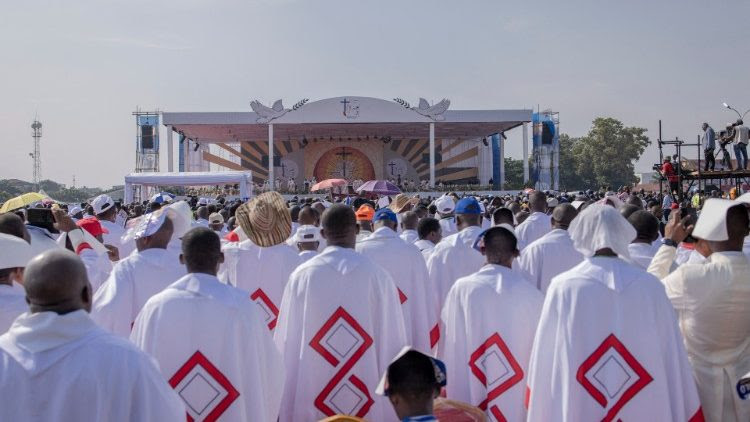 Priests concelebrate Mass with Pope Francis in Kinshasa