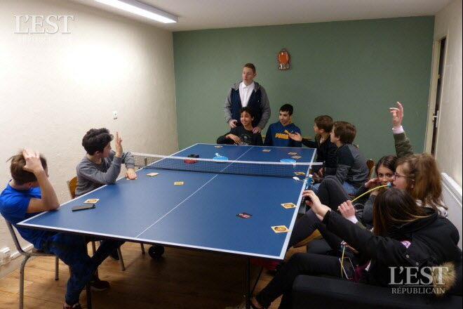 Sance de Loup-garou autour de la table de ping-pong, jeu de rle pris par les jeunes.  Photo X.C.