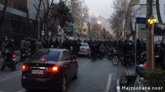 نیروی انتظامی و دراویش گنابادی روز ۳۰ بهمن با هم درگیر شدند Teheran Auseinandersetzung Gonabadi religiöse Gruppe in Teheran mit Polizei (Majzoobane noor )