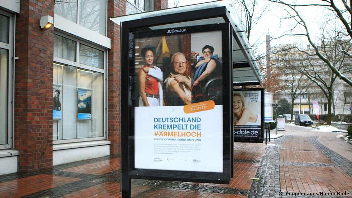 Cartaz da campanha alemã de vacinação contra o coronavírus Alemanha arregaça as mangas em ponto de ônibus em Hamburgo.