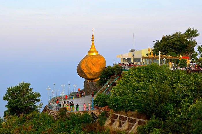 Hòn đá thiêng bằng vàng ở Myanmar và bí mật ẩn chứa bên trong - 14