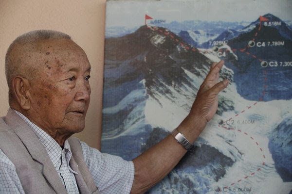 Nepali mountaineer Min Bahadur Sherchan wants to regain his title as the oldest to scale Qomolangma.(Photo/China Daily)