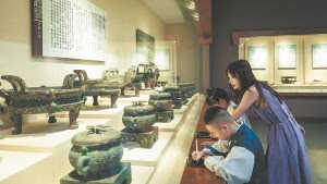 La periodista Wang Bingbing, colaboradora del programa, busca inspiración en un museo de la provincia de Hubei. Foto China Daily.