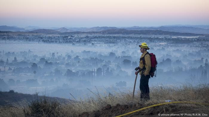 Bombeiro vê de cima a fumaça cobrindo a cidade de Banning, na Califórnia Bombeiro vê de cima a fumaça cobrindo a cidade de Banning, na Califórnia
