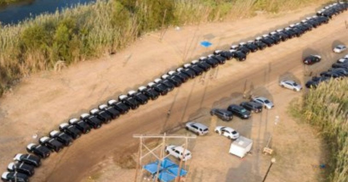 TX State Troopers Take Matters Into Their Own Hands, Create Barrier of Hundreds of SUVs to Protect Border