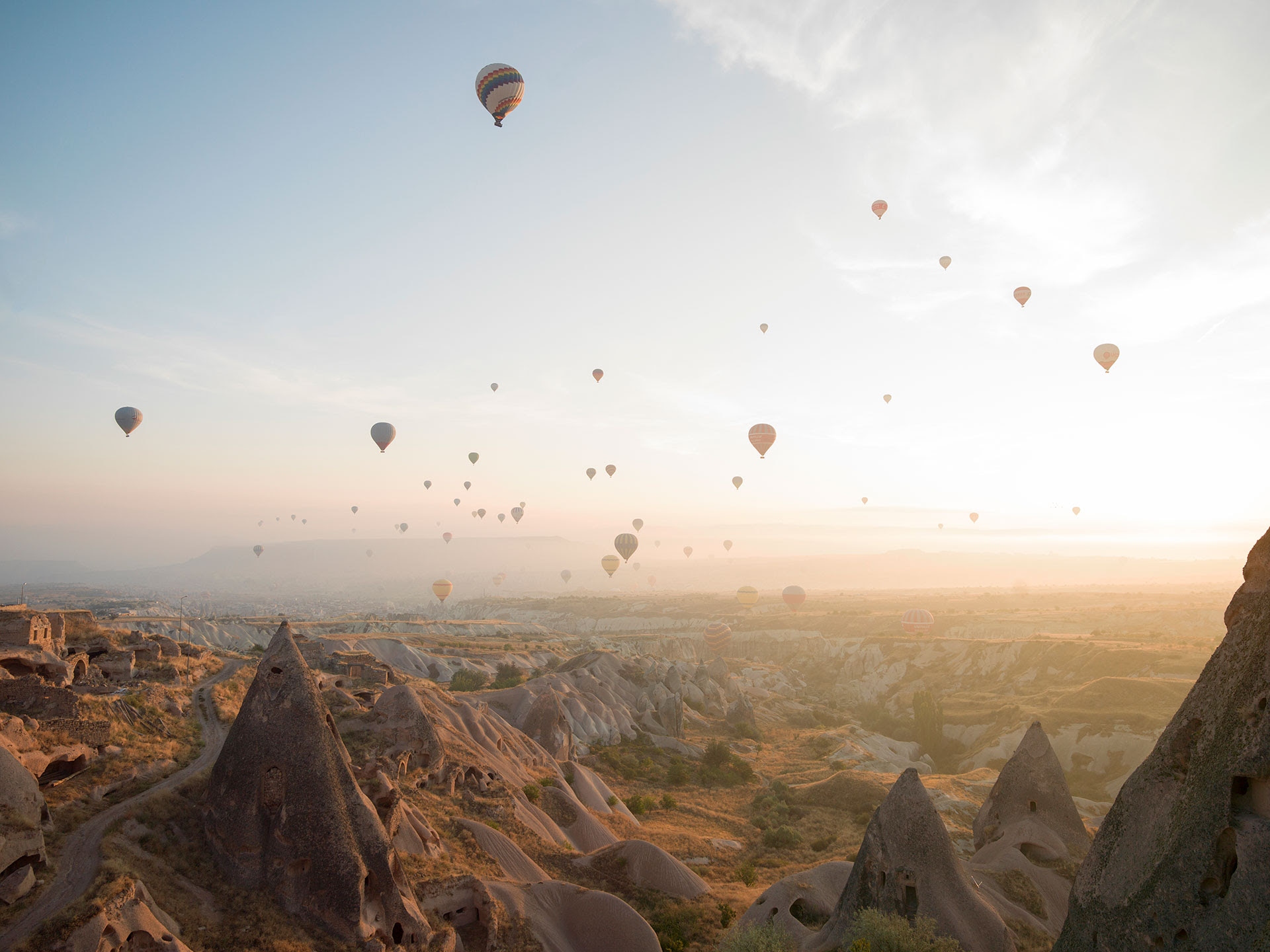 El viaje en globo en Capadocia comienza muy temprano por la mañana cuando aún es de noche, pero vale la pena madrugar para poder disfrutar una experiencia que quedará siempre en el recuerdo (Getty Images)