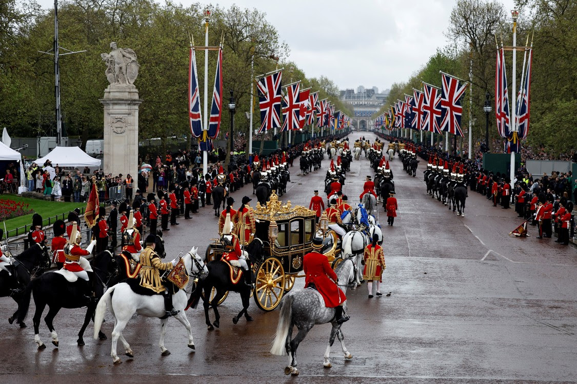 Vua Charles của Anh và Nữ hoàng Camilla trong cỗ xe Diamond Jubilee từ Cung điện Buckingham đến Tu viện Westminster.  REUTERS/Clodagh Kilcoyne