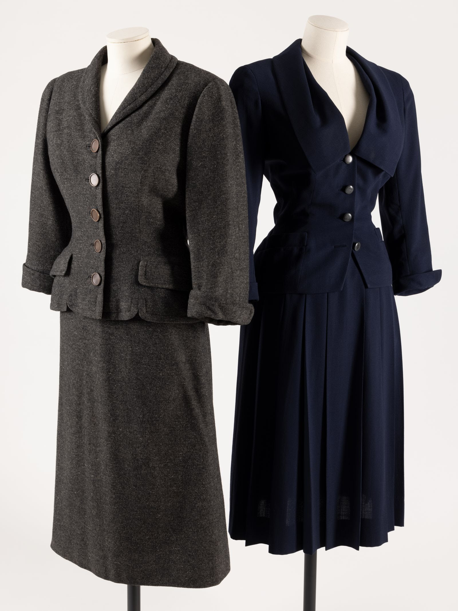 El traje de Balenciaga a la izquierda  muestra una silueta similar al de Dior a la derecha  con hombreras y cintura marcada.