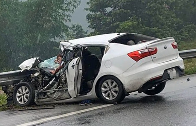 Ôtô 4 chỗ bị hư hỏng nặng, tài xế bị mắc kẹt trong vụ tai nạn liên hoàn trên cao tốc Nội Bài - Lào Cai sáng 1/5. Ảnh: Xuân Sơn.