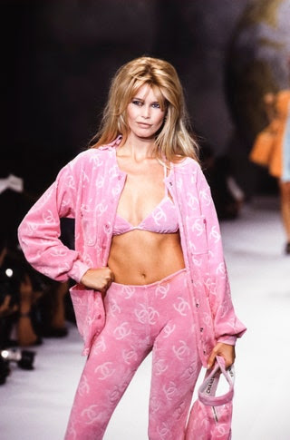 Aqu Claudia con el conjunto rosa chicle que comentbamos en el desfile de la coleccin primaveraverano 1996 de la marca...