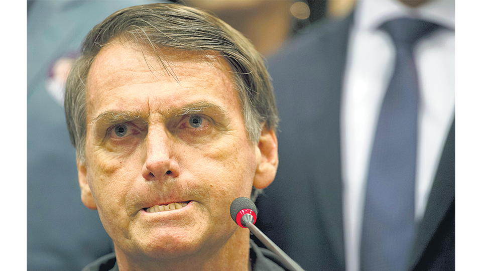 El presidenciable favorito para el ballottage, Jair Bolsonaro, llegó hasta el grado de capitán.