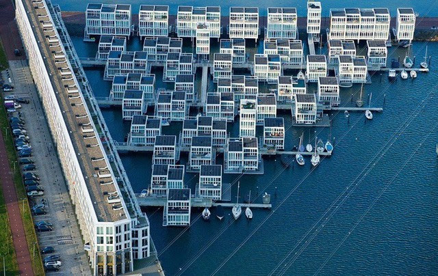 photo 2 15572187636081438547116 Ngạc nhiên với hàng trăm ngôi nhà xinh đẹp được xây nổi trên mặt nước tại Amsterdam