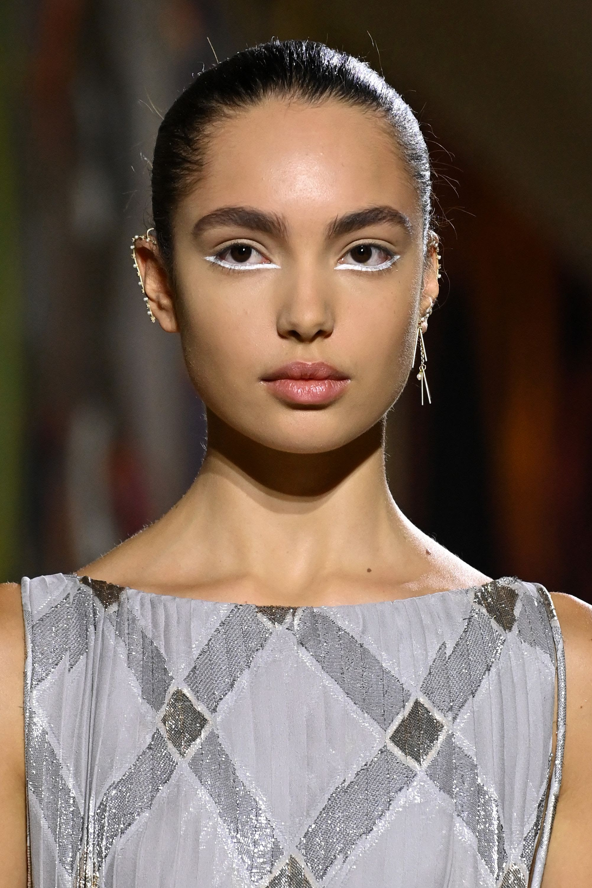 Modelo con delineador blanco en desfile de Dior