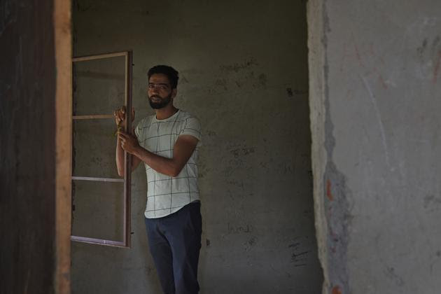 Abid Hussain Khan, 22 ans , devant l’école de son village d’Hirpora dans le sud Cachemire.