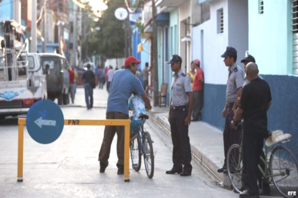 Perros y policías en calles de Bayamo ante juicio al rapero “El crítico”