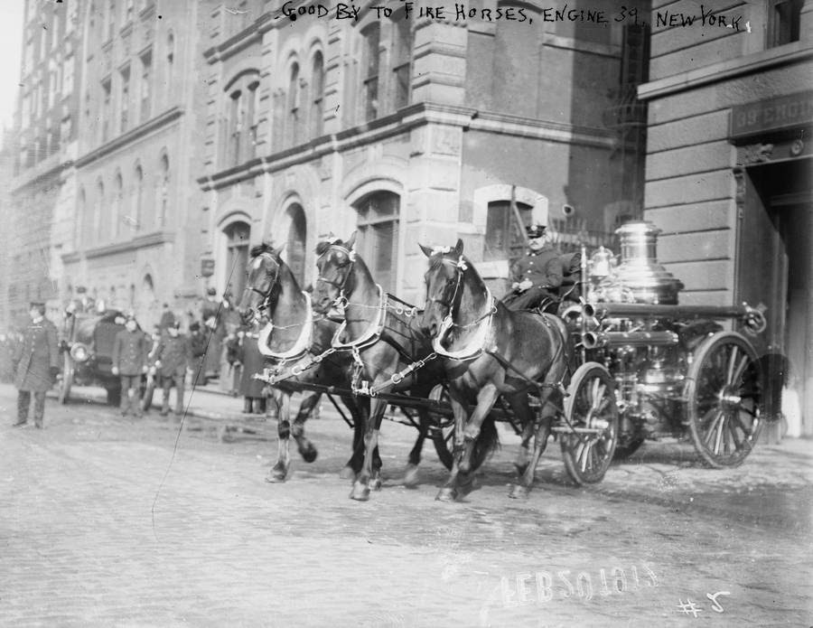 1912-horse-drawn_fire_engine_NY