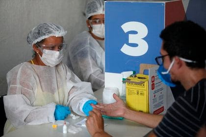 Un hombre se toma una prueba para coronavirus en la favela da Maré el 13 de octubre de 2020, en Río de Janeiro (Brasil). EFE/Fabio Motta/Archivo