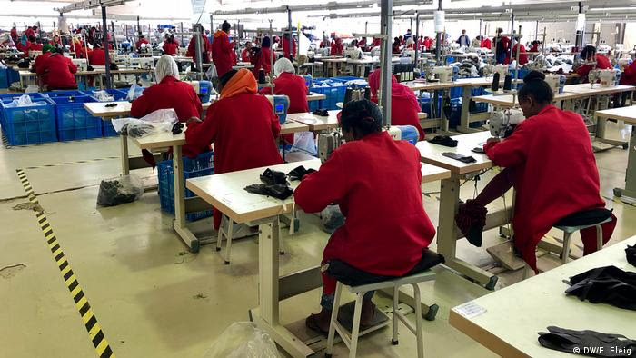 Operárias em fábrica têxtil da Etiópia