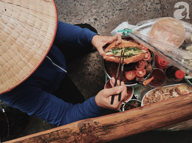Gánh bánh mì ngon nhất Sài Gòn, 30 năm tuổi vẫn làm bao người say đắm: Không địa chỉ cố định, ngày bán 300 ổ, mỗi ổ chỉ 12 ngàn - Ảnh 6.